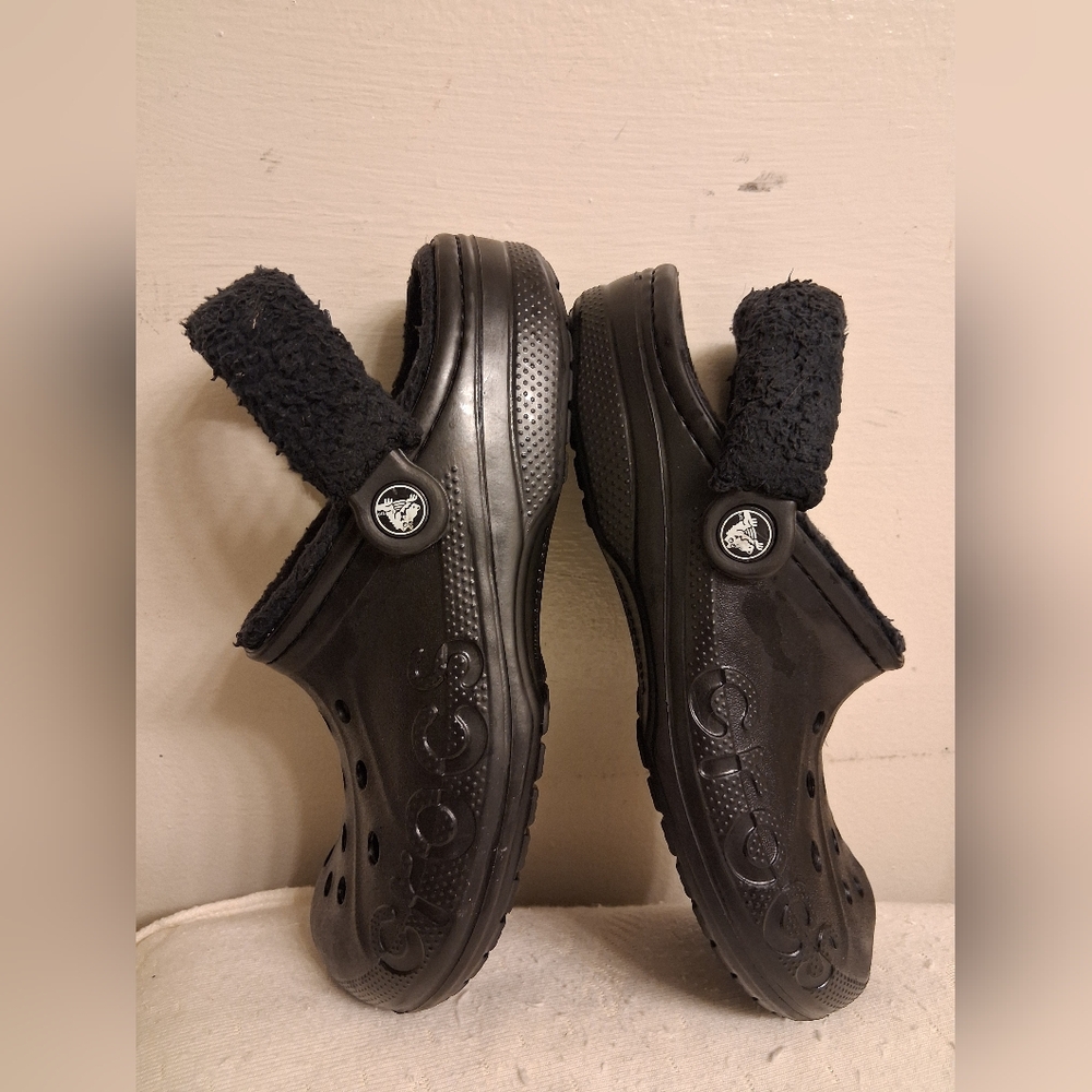 Womens CROCS Black Slip-On Clog Shoes with Fuzzy Strap womens Sz 8, Mens Sz 6